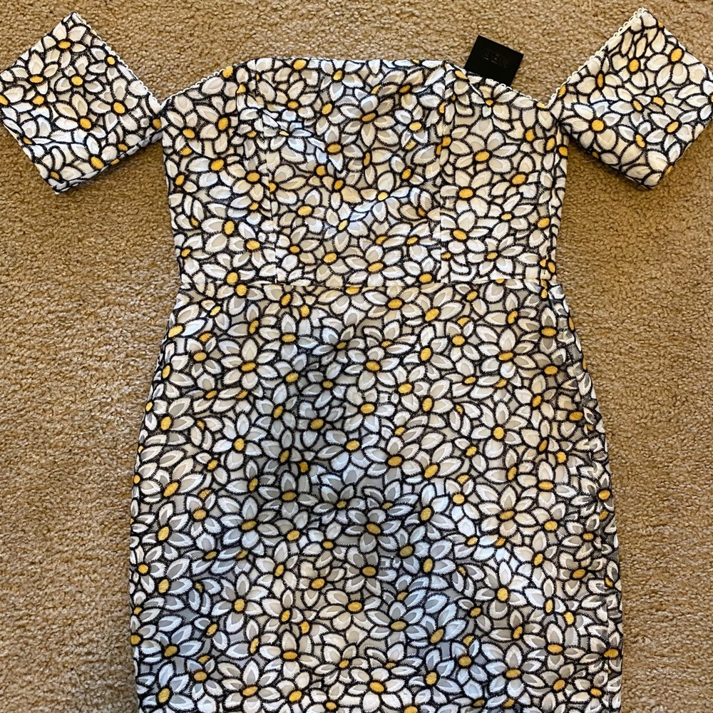 Stunning NBD off-the-shoulder floral dress. Sz M